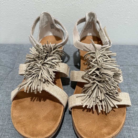 Minnetonka Desi Fringe Wedge - Picture 3 of 12